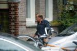 Amsterdam 14 augustus 2015  
Ivo Niehe op straat met heel veel kleding die hij van zijn auto naar een aapartement/huis brengt waar zijn zoon ook woont. Ivo heeft dit pand onlangs gekocht.