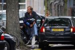 Amsterdam 14 augustus 2015  
Ivo Niehe op straat met heel veel kleding die hij van zijn auto naar een aapartement/huis brengt waar zijn zoon ook woont. Ivo heeft dit pand onlangs gekocht.