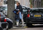 Amsterdam 14 augustus 2015  
Ivo Niehe op straat met heel veel kleding die hij van zijn auto naar een aapartement/huis brengt waar zijn zoon ook woont. Ivo heeft dit pand onlangs gekocht.