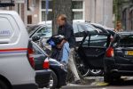 Amsterdam 14 augustus 2015  
Ivo Niehe op straat met heel veel kleding die hij van zijn auto naar een aapartement/huis brengt waar zijn zoon ook woont. Ivo heeft dit pand onlangs gekocht.