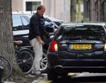 Amsterdam 14 augustus 2015  
Ivo Niehe op straat met heel veel kleding die hij van zijn auto naar een aapartement/huis brengt waar zijn zoon ook woont. Ivo heeft dit pand onlangs gekocht.