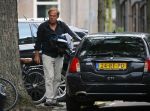 Amsterdam 14 augustus 2015  
Ivo Niehe op straat met heel veel kleding die hij van zijn auto naar een aapartement/huis brengt waar zijn zoon ook woont. Ivo heeft dit pand onlangs gekocht.