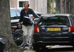 Amsterdam 14 augustus 2015  
Ivo Niehe op straat met heel veel kleding die hij van zijn auto naar een aapartement/huis brengt waar zijn zoon ook woont. Ivo heeft dit pand onlangs gekocht.