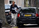 Amsterdam 14 augustus 2015  
Ivo Niehe op straat met heel veel kleding die hij van zijn auto naar een aapartement/huis brengt waar zijn zoon ook woont. Ivo heeft dit pand onlangs gekocht.