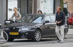 Amsterdam 14 augustus 2015  
Ivo Niehe op straat met heel veel kleding die hij van zijn auto naar een aapartement/huis brengt waar zijn zoon ook woont. Ivo heeft dit pand onlangs gekocht.