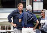 Amsterdam 14 augustus 2015  
Ivo Niehe op straat met heel veel kleding die hij van zijn auto naar een aapartement/huis brengt waar zijn zoon ook woont. Ivo heeft dit pand onlangs gekocht.
