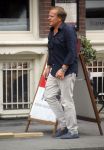 Amsterdam 14 augustus 2015  
Ivo Niehe op straat met heel veel kleding die hij van zijn auto naar een aapartement/huis brengt waar zijn zoon ook woont. Ivo heeft dit pand onlangs gekocht.