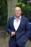Blaricum 14 juni 2015
Rene Froger heeft een surprise feestje voor zijn vrouw Natasja georganiseerd voor haar 50e verjaardag. Het feest vindt plaats in de tuin van hun huis. Jack v Gelder met sigaar
