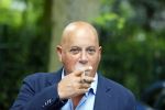 Blaricum 14 juni 2015
Rene Froger heeft een surprise feestje voor zijn vrouw Natasja georganiseerd voor haar 50e verjaardag. Het feest vindt plaats in de tuin van hun huis. Jack v Gelder met sigaar