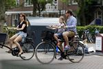 Amsterdam 2 juli 2015  
Kim v Kooten met Jacob Derwig en dochter op fiets