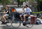 Amsterdam 2 juli 2015  
Kim v Kooten met Jacob Derwig en dochter op fiets