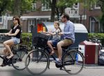 Amsterdam 2 juli 2015  
Kim v Kooten met Jacob Derwig en dochter op fiets
