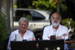 Amsterdam 11 juli 2015 
Jan des Bouvrie en Willem Hendriks op terras. Jan is met zijn exclusieve Alfa Romeo