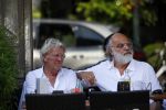 Amsterdam 11 juli 2015 
Jan des Bouvrie en Willem Hendriks op terras. Jan is met zijn exclusieve Alfa Romeo
