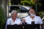 Amsterdam 11 juli 2015 
Jan des Bouvrie en Willem Hendriks op terras. Jan is met zijn exclusieve Alfa Romeo