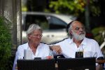 Amsterdam 11 juli 2015 
Jan des Bouvrie en Willem Hendriks op terras. Jan is met zijn exclusieve Alfa Romeo