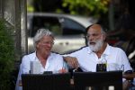 Amsterdam 11 juli 2015 
Jan des Bouvrie en Willem Hendriks op terras. Jan is met zijn exclusieve Alfa Romeo