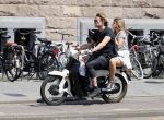 Amsterdam 11 juni 2015  
Jasper Krabbe met zijn dochter achter op de brommer