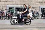 Amsterdam 11 juni 2015  
Jasper Krabbe met zijn dochter achter op de brommer