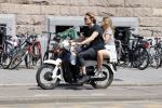 Amsterdam 11 juni 2015  
Jasper Krabbe met zijn dochter achter op de brommer