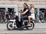 Amsterdam 11 juni 2015  
Jasper Krabbe met zijn dochter achter op de brommer
