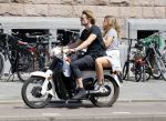 Amsterdam 11 juni 2015  
Jasper Krabbe met zijn dochter achter op de brommer