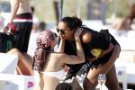 ibiza 28 juli 2015
Estelle Cruijff Joelle Gullit Lilly Becker met zoon Amadues Becker en een zoon uit een eerder huwelijk van Boris op het strand van Talamanca.