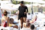 ibiza 28 juli 2015
Estelle Cruijff Joelle Gullit Lilly Becker met zoon Amadues Becker en een zoon uit een eerder huwelijk van Boris op het strand van Talamanca.