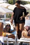 ibiza 28 juli 2015
Estelle Cruijff Joelle Gullit Lilly Becker met zoon Amadues Becker en een zoon uit een eerder huwelijk van Boris op het strand van Talamanca.