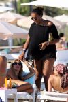 ibiza 28 juli 2015
Estelle Cruijff Joelle Gullit Lilly Becker met zoon Amadues Becker en een zoon uit een eerder huwelijk van Boris op het strand van Talamanca.