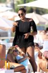 ibiza 28 juli 2015
Estelle Cruijff Joelle Gullit Lilly Becker met zoon Amadues Becker en een zoon uit een eerder huwelijk van Boris op het strand van Talamanca.