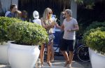 ibiza 24 juli 2015
Marco Borsato met Leontine Luca (met vriendin) Jada en Senna op vakantie.
Ze gingen lunchen met John Ewbank en zijn vriendin Kelly Weekers.
