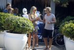 ibiza 24 juli 2015
Marco Borsato met Leontine Luca (met vriendin) Jada en Senna op vakantie.
Ze gingen lunchen met John Ewbank en zijn vriendin Kelly Weekers.