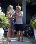 ibiza 24 juli 2015
Marco Borsato met Leontine Luca (met vriendin) Jada en Senna op vakantie.
Ze gingen lunchen met John Ewbank en zijn vriendin Kelly Weekers.
