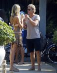 ibiza 24 juli 2015
Marco Borsato met Leontine Luca (met vriendin) Jada en Senna op vakantie.
Ze gingen lunchen met John Ewbank en zijn vriendin Kelly Weekers.