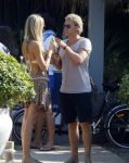 ibiza 24 juli 2015
Marco Borsato met Leontine Luca (met vriendin) Jada en Senna op vakantie.
Ze gingen lunchen met John Ewbank en zijn vriendin Kelly Weekers.