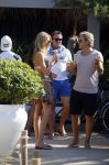 ibiza 24 juli 2015
Marco Borsato met Leontine Luca (met vriendin) Jada en Senna op vakantie.
Ze gingen lunchen met John Ewbank en zijn vriendin Kelly Weekers.