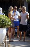 ibiza 24 juli 2015
Marco Borsato met Leontine Luca (met vriendin) Jada en Senna op vakantie.
Ze gingen lunchen met John Ewbank en zijn vriendin Kelly Weekers.
