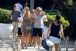 ibiza 24 juli 2015
Marco Borsato met Leontine Luca (met vriendin) Jada en Senna op vakantie.
Ze gingen lunchen met John Ewbank en zijn vriendin Kelly Weekers.