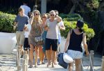 ibiza 24 juli 2015
Marco Borsato met Leontine Luca (met vriendin) Jada en Senna op vakantie.
Ze gingen lunchen met John Ewbank en zijn vriendin Kelly Weekers.