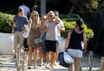ibiza 24 juli 2015
Marco Borsato met Leontine Luca (met vriendin) Jada en Senna op vakantie.
Ze gingen lunchen met John Ewbank en zijn vriendin Kelly Weekers.
