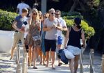 ibiza 24 juli 2015
Marco Borsato met Leontine Luca (met vriendin) Jada en Senna op vakantie.
Ze gingen lunchen met John Ewbank en zijn vriendin Kelly Weekers.