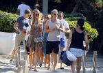 ibiza 24 juli 2015
Marco Borsato met Leontine Luca (met vriendin) Jada en Senna op vakantie.
Ze gingen lunchen met John Ewbank en zijn vriendin Kelly Weekers.