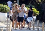 ibiza 24 juli 2015
Marco Borsato met Leontine Luca (met vriendin) Jada en Senna op vakantie.
Ze gingen lunchen met John Ewbank en zijn vriendin Kelly Weekers.