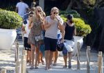 ibiza 24 juli 2015
Marco Borsato met Leontine Luca (met vriendin) Jada en Senna op vakantie.
Ze gingen lunchen met John Ewbank en zijn vriendin Kelly Weekers.