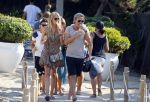 ibiza 24 juli 2015
Marco Borsato met Leontine Luca (met vriendin) Jada en Senna op vakantie.
Ze gingen lunchen met John Ewbank en zijn vriendin Kelly Weekers.