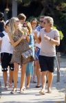 ibiza 24 juli 2015
Marco Borsato met Leontine Luca (met vriendin) Jada en Senna op vakantie.
Ze gingen lunchen met John Ewbank en zijn vriendin Kelly Weekers.