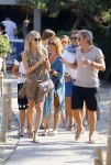 ibiza 24 juli 2015
Marco Borsato met Leontine Luca (met vriendin) Jada en Senna op vakantie.
Ze gingen lunchen met John Ewbank en zijn vriendin Kelly Weekers.