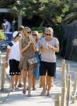 ibiza 24 juli 2015
Marco Borsato met Leontine Luca (met vriendin) Jada en Senna op vakantie.
Ze gingen lunchen met John Ewbank en zijn vriendin Kelly Weekers.