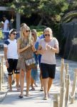 ibiza 24 juli 2015
Marco Borsato met Leontine Luca (met vriendin) Jada en Senna op vakantie.
Ze gingen lunchen met John Ewbank en zijn vriendin Kelly Weekers.